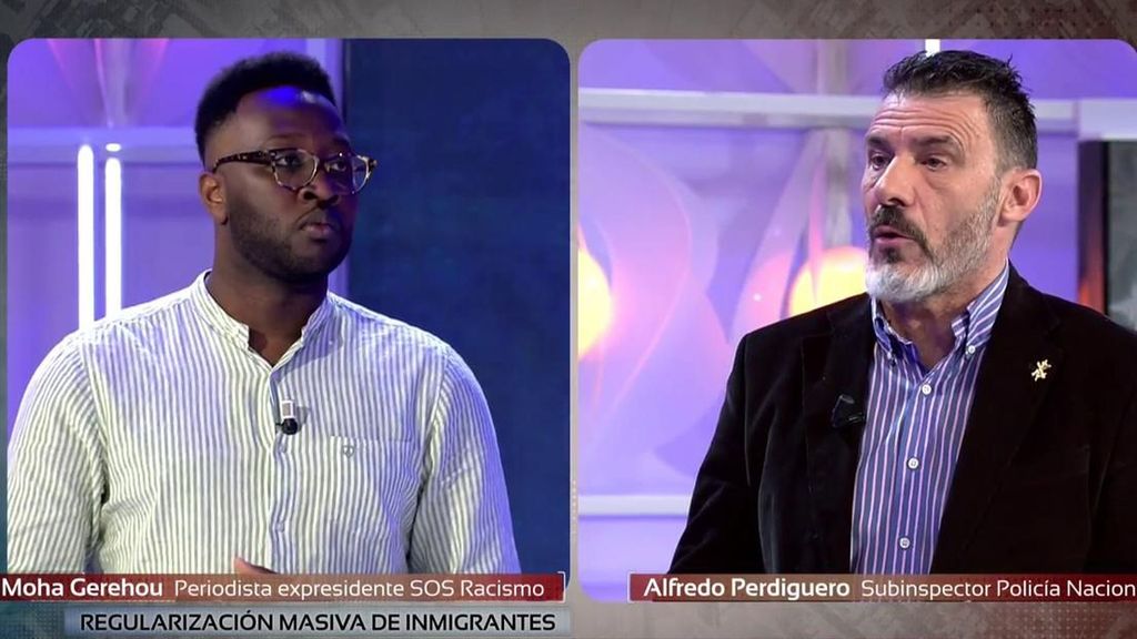 Saltan chispas entre un activista y un subinspector de Policía Nacional por la regularización masiva de migrantes: "No falte a la verdad"