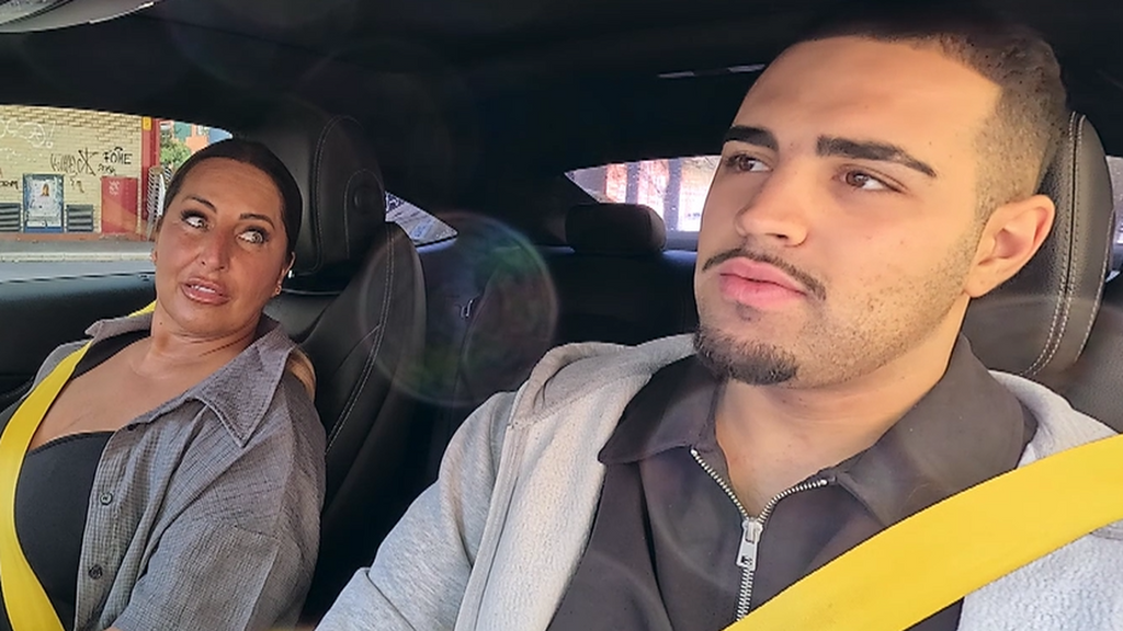 El posible romance de Carlos sorprende a su madre en los 'Gipsy Kings': "Prepárame si tienes algún amor por ahí"