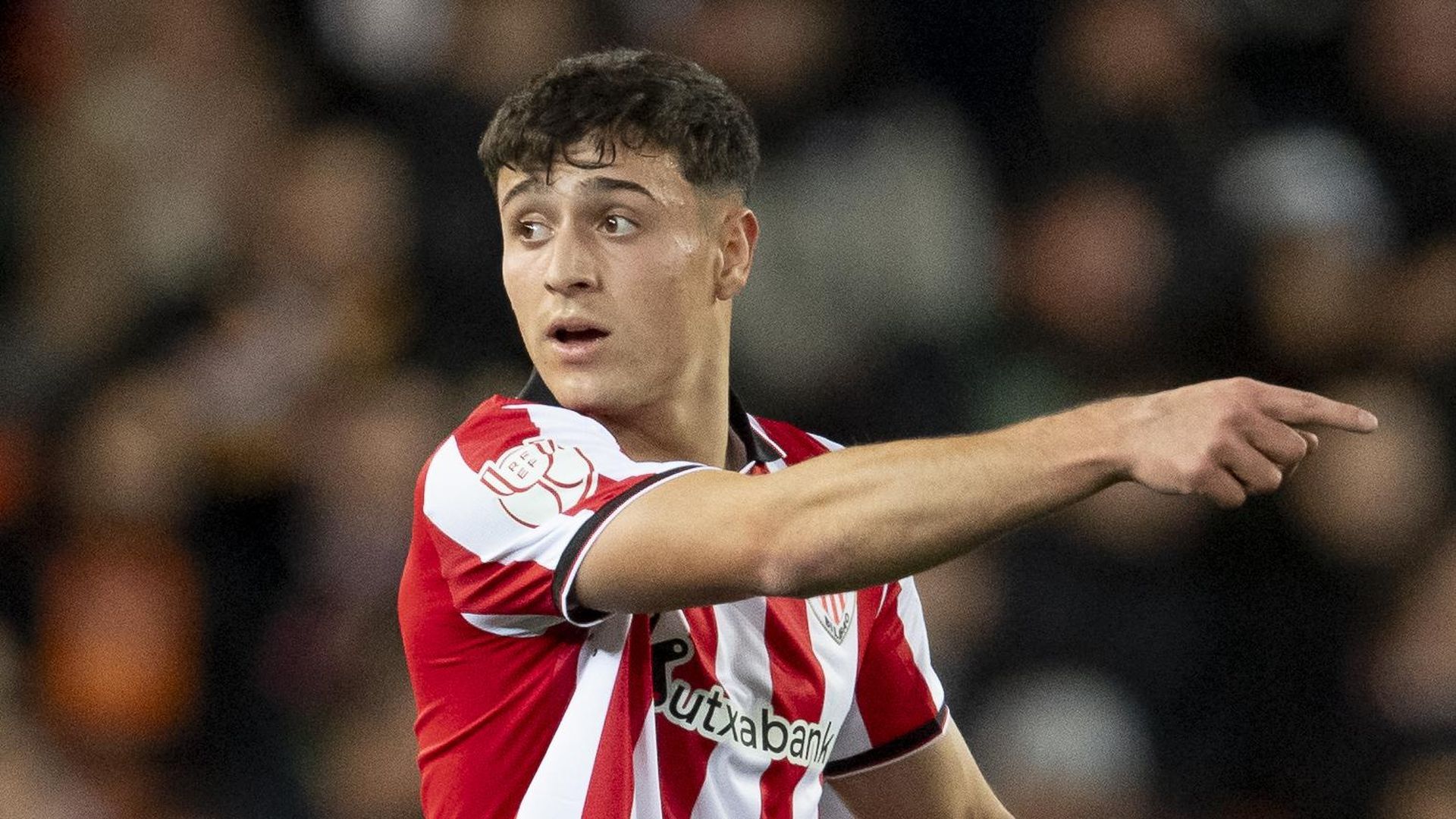 Debut del central Iker Monreal en la Copa ante el Valencia en Mestalla
