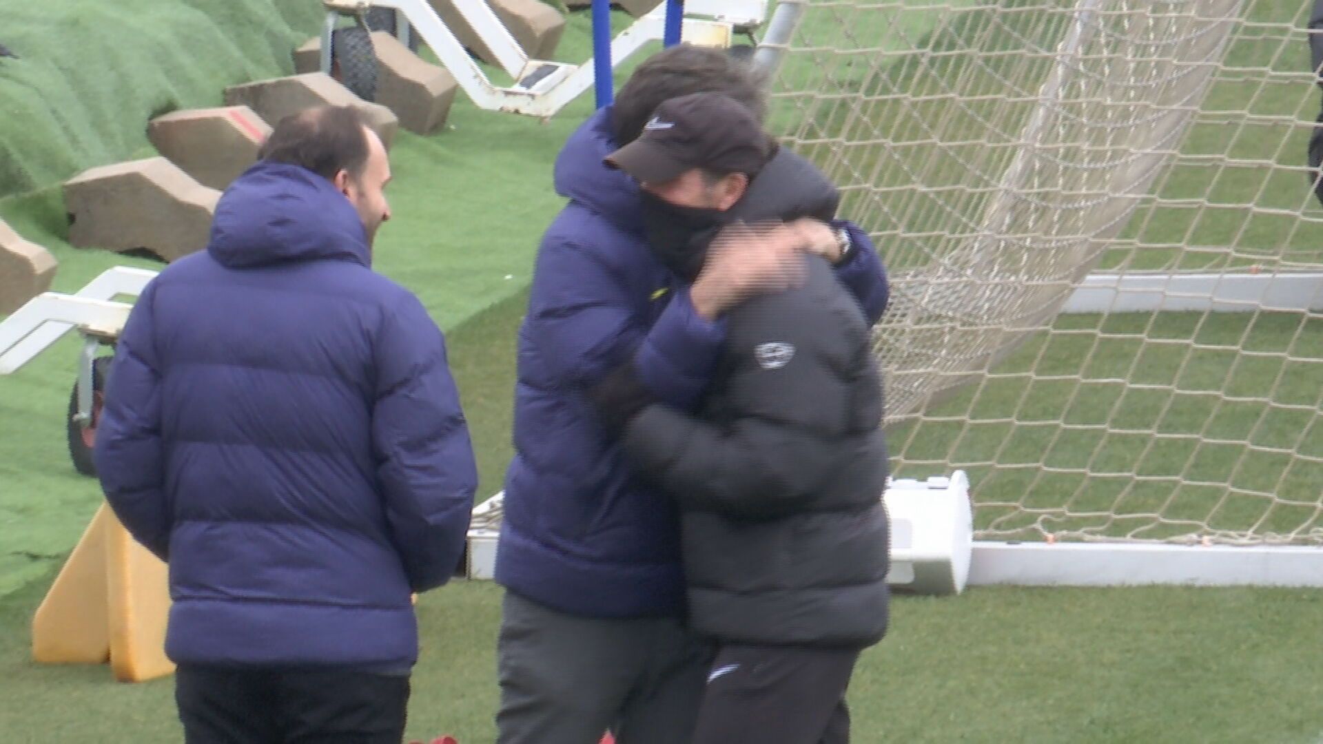 El abrazo de Mateu Alemany y Diego Pablo Simeone en el entrenamiento