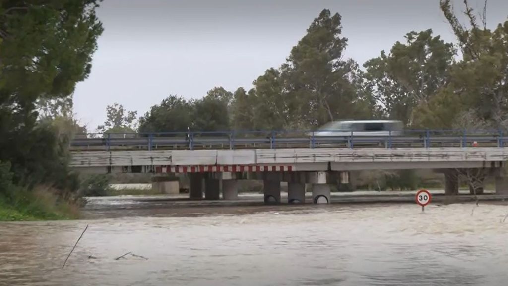 Cádiz se lleva la peor parte del temporal Leonardo:  el río Guadalete sigue creciendo y  obliga a desalojar a 900 vecinos