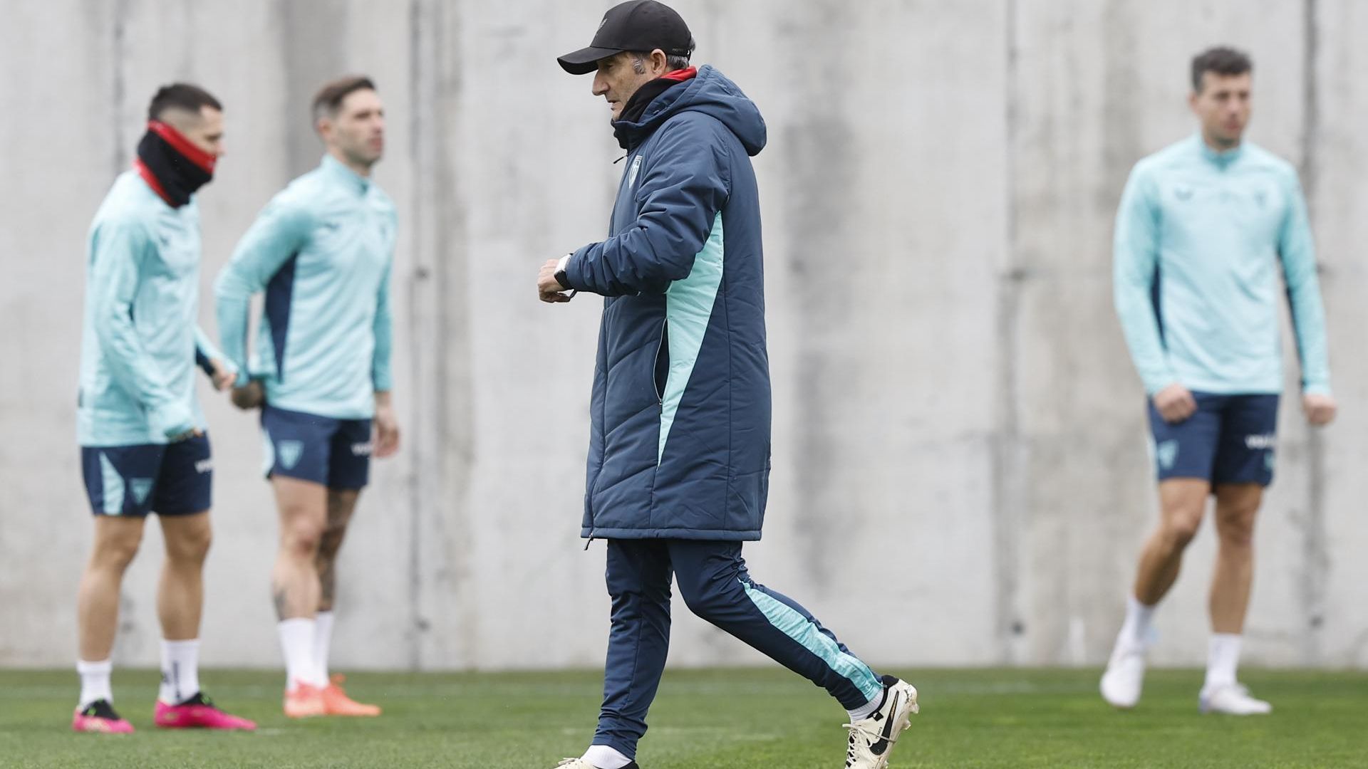 El técnico Ernesto Valverde dirige el entrenamiento en Lezama