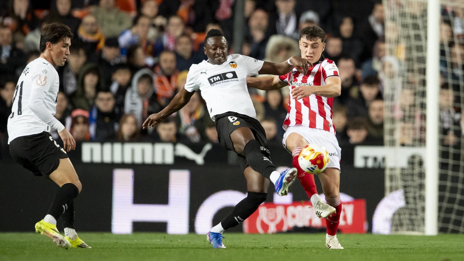 Iker monreal en acción ante el Valencia en la Copa en Mestalla