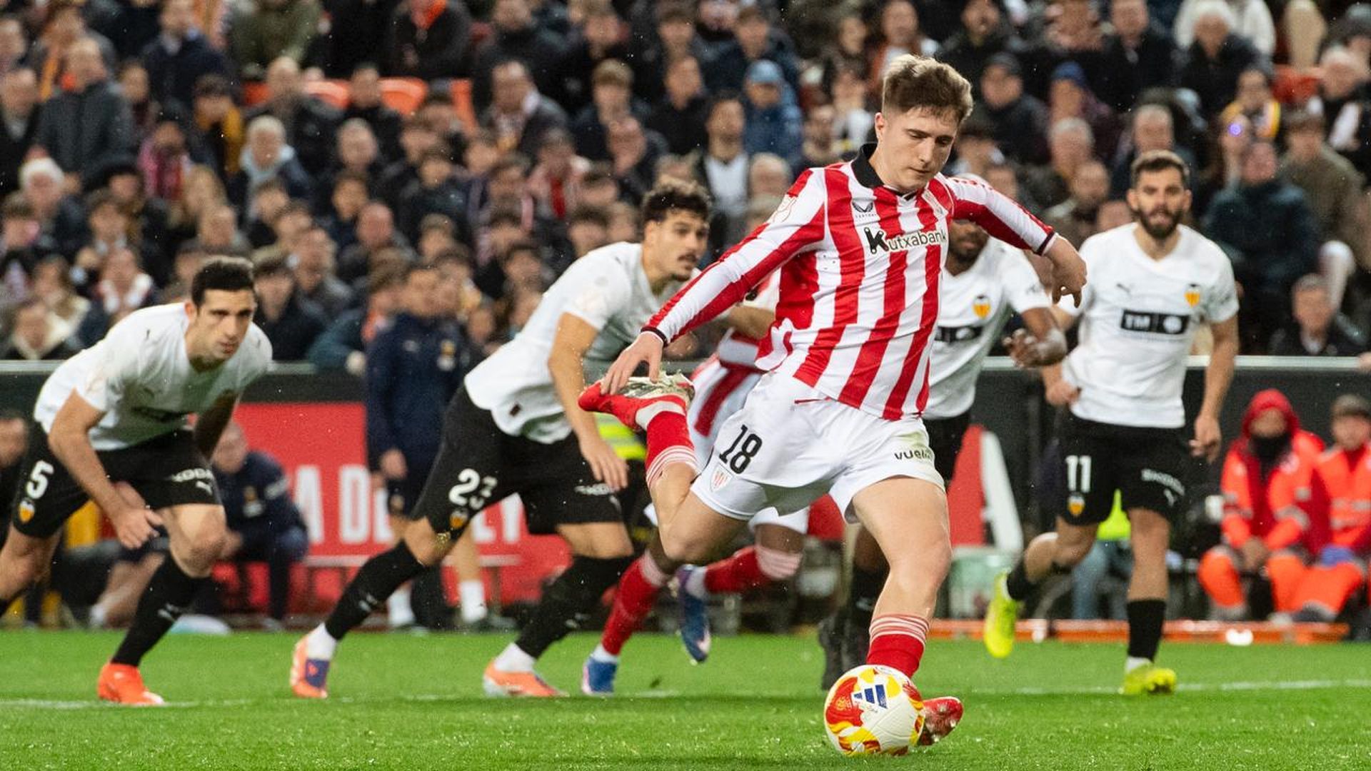 Jauregizar chuta un penalti en Mestalla ante el Valencia CF en Copa