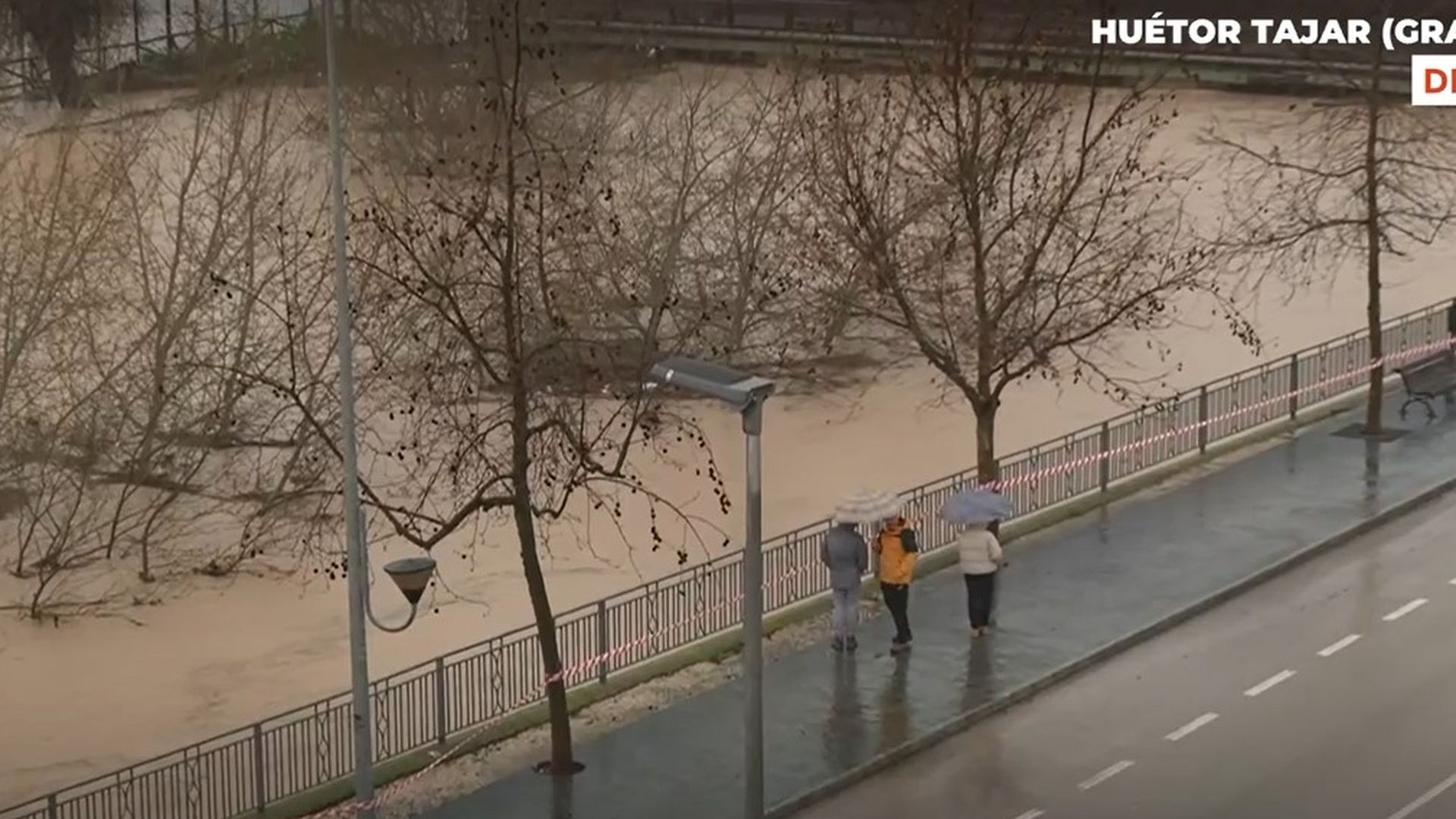 El río Genil se desborda y amenaza con 'tragarse' el pueblo granadino de Huétor Tajar ante la previsión de más lluvia