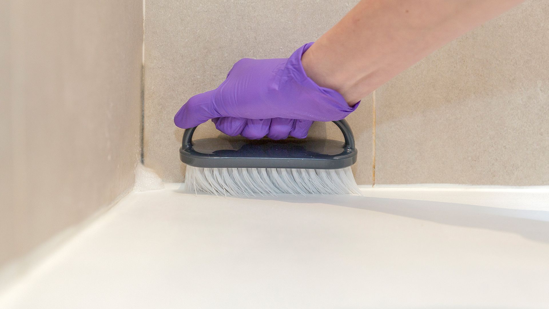 La lejía en pistola de Mercadona es perfecta para limpiar las juntas de la ducha o áreas con tendencia a la humedad