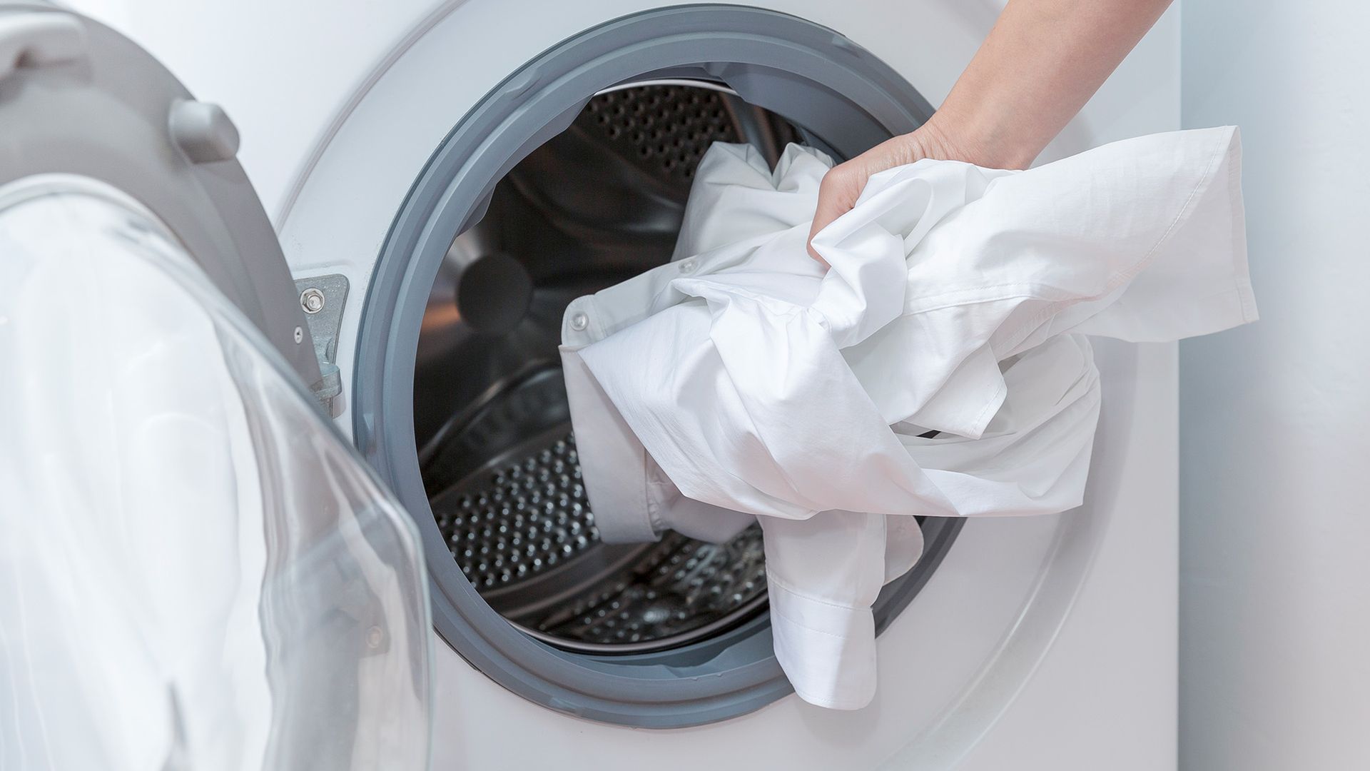 La lejía es ideal para mantener el blanco de las prendas