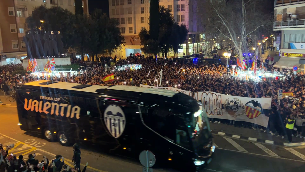 La llegada del Valencia a Mestalla entre bengalas