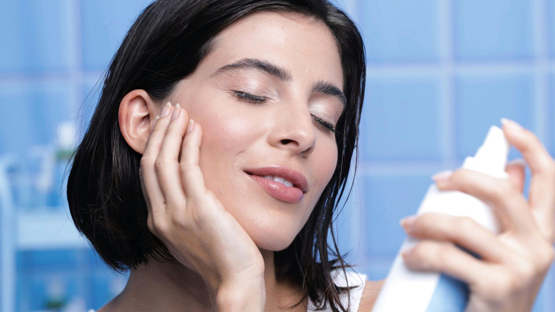 Las brumas faciales mantienen la piel hidratada todo el año