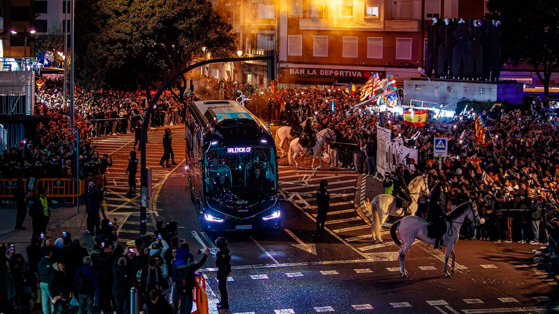 Llegada del autobús del Valencia CF a Mestalla