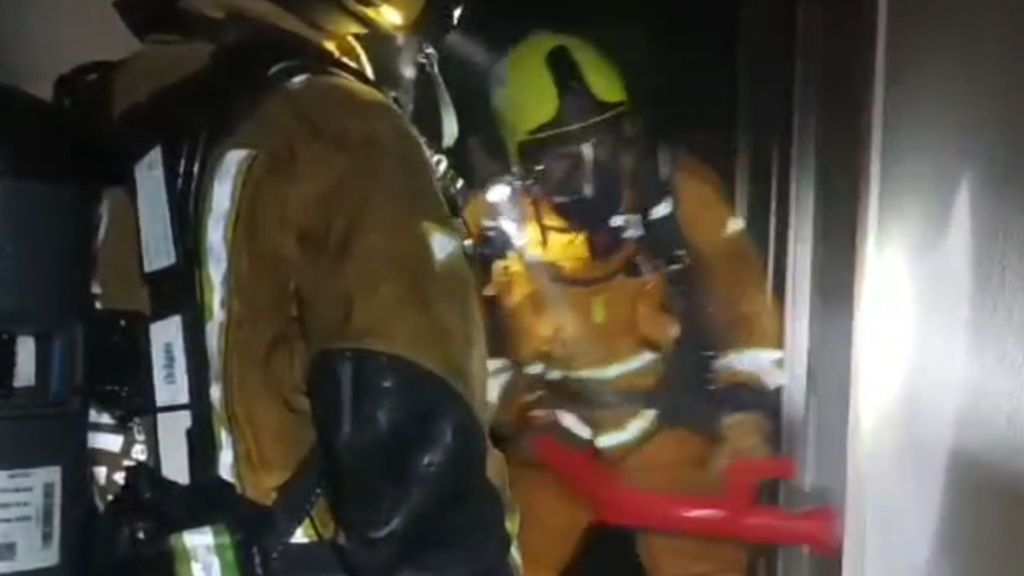 Los bomberos rescatan in extremis a trece personas del incendio de un hostal en Elche