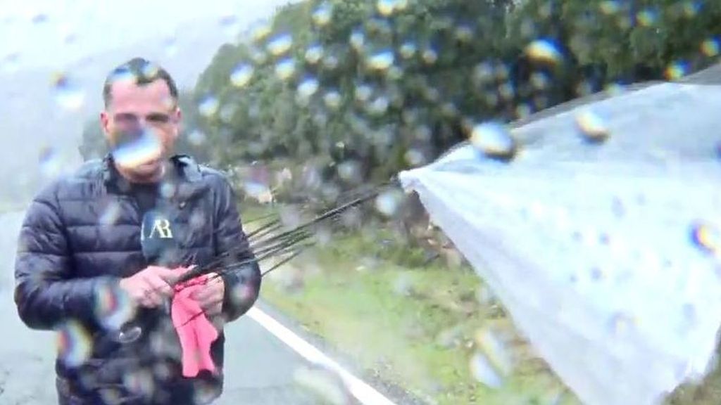 Los directos de los reporteros de 'AR' en pleno temporal: paraguas rotos por el viento y con el agua por las rodillas