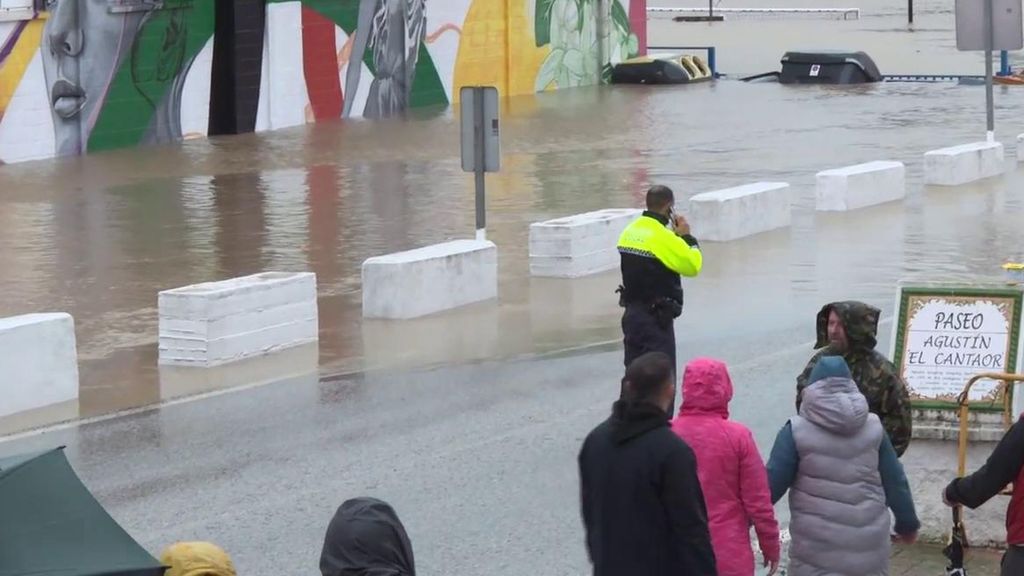 Los vecinos de Jerez, pendientes del agua en las puertas de sus casas: "No hemos visto esto nunca"