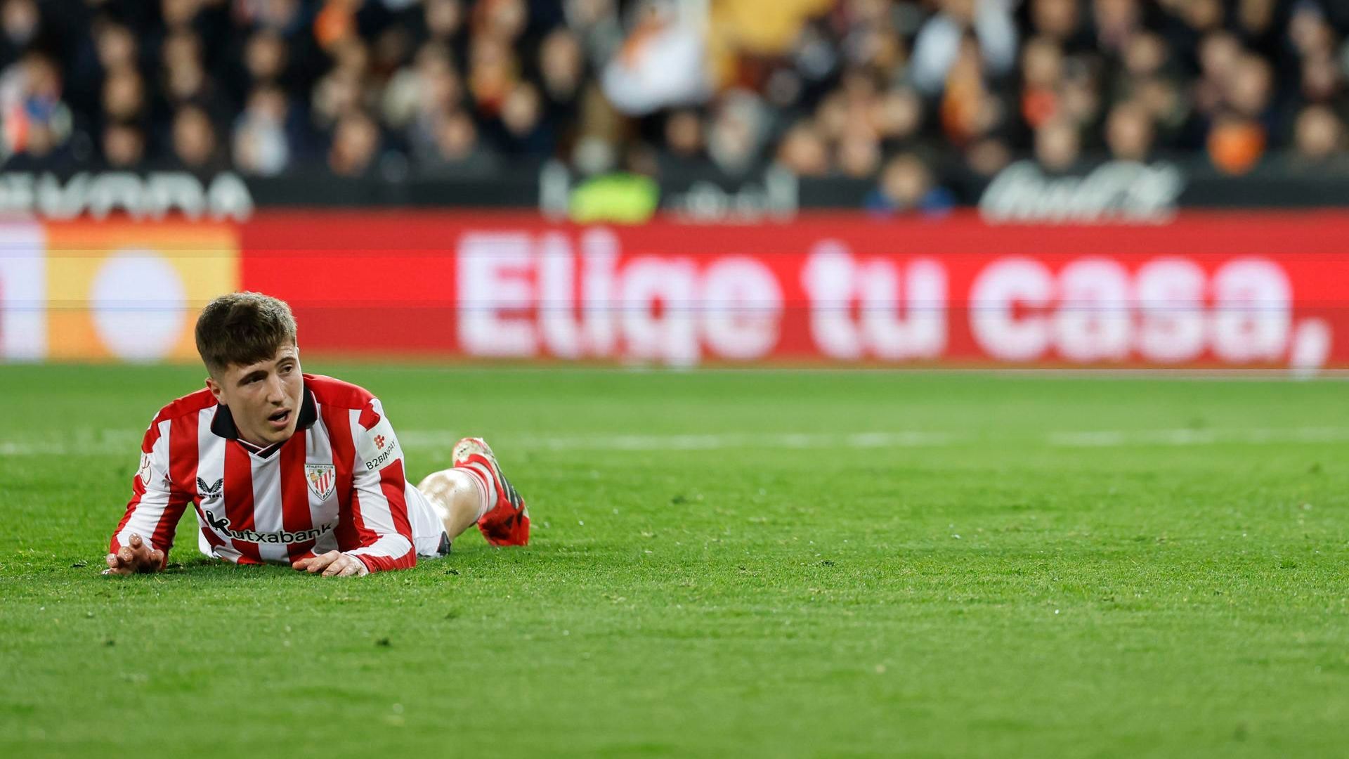 Mikel Jauregizar caído en Mestalla ante el Valencia en Copa