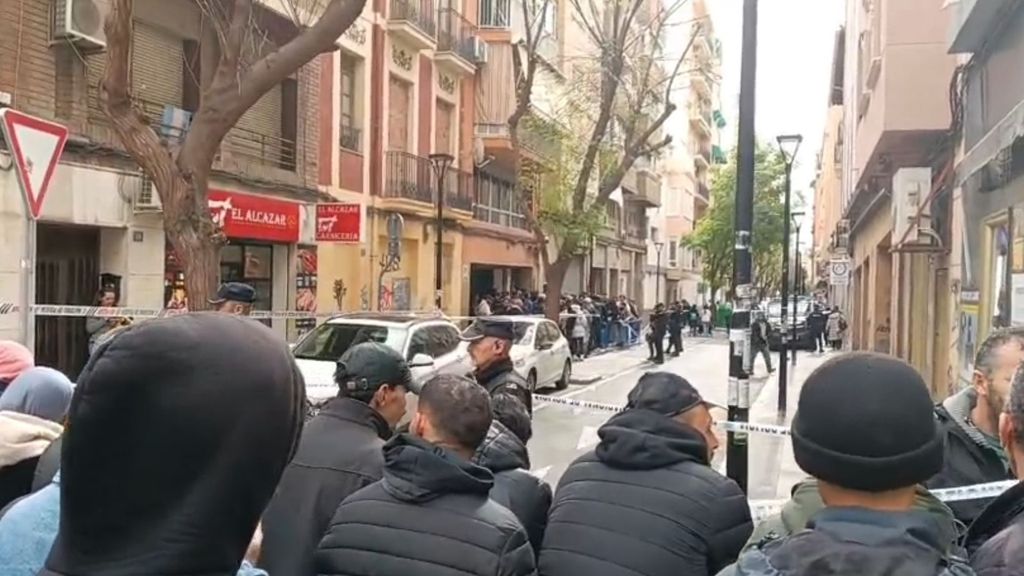 Cientos de inmigrantes colapsan el consulado de Argelia en Alicante en busca de papeles para la regularización