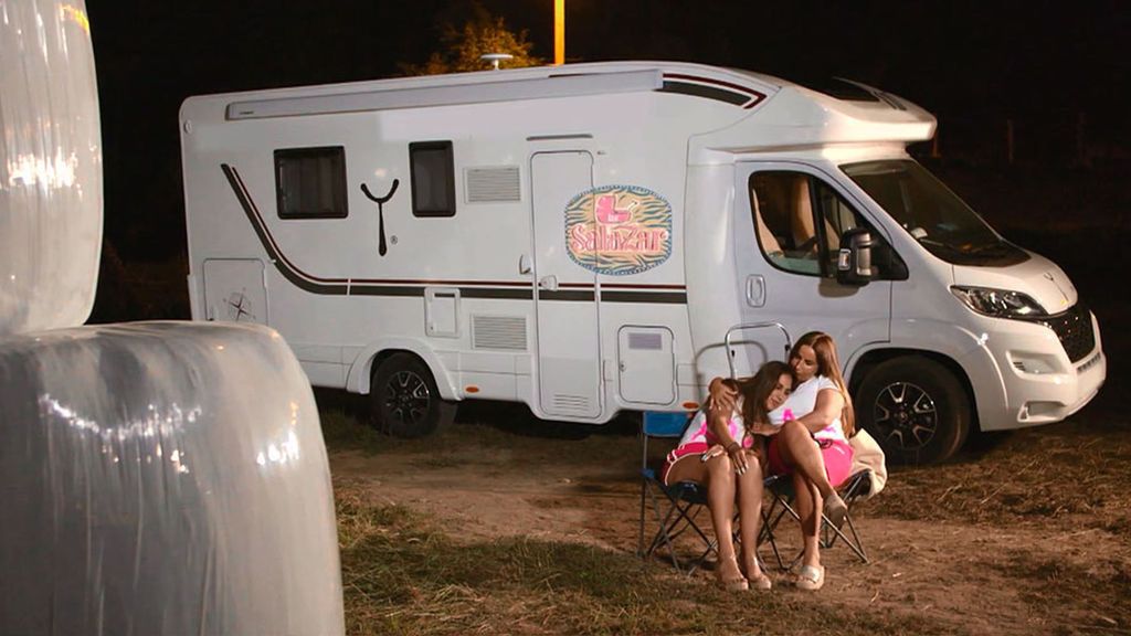 ¡Qué desastre! La guardia de la noche de las Salazar termina con un pis en la nunca de…