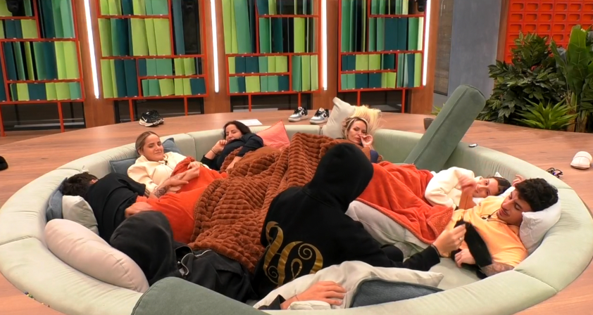 Todos en el sofá menos Carlos y Cristina