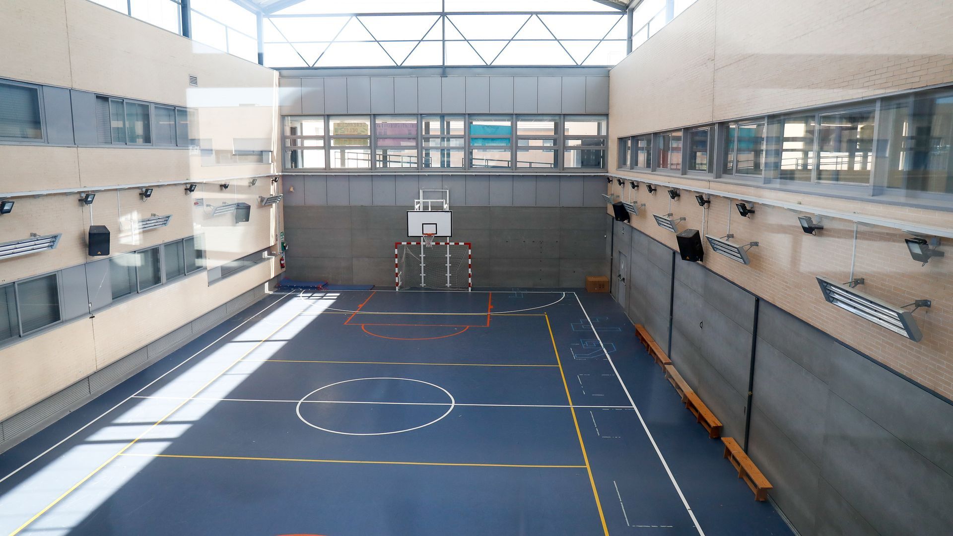 Un campo de fútbol en un colegio