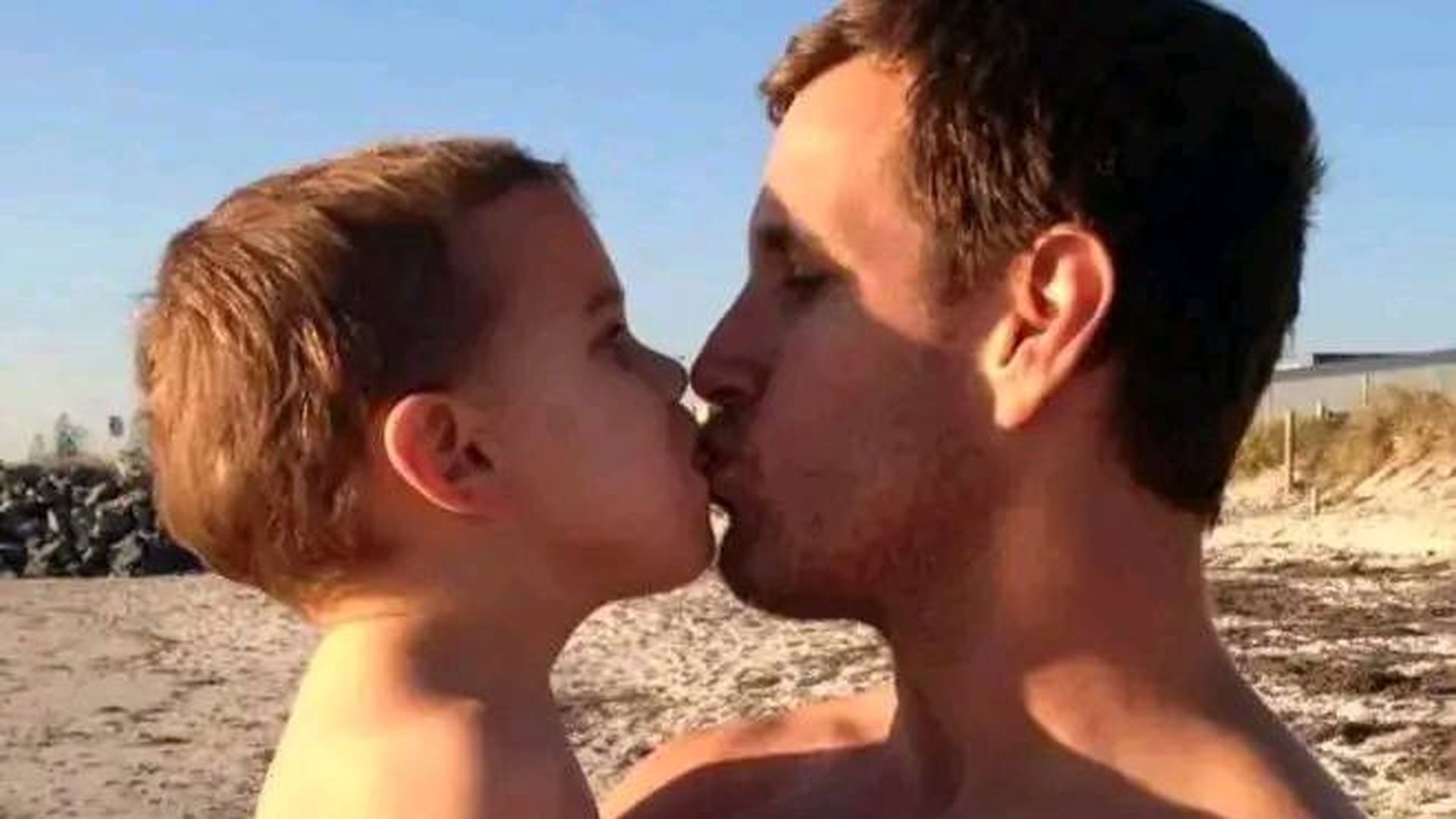 Una imagen de Jarrod Clune, de 50 años, con uno de sus hijos