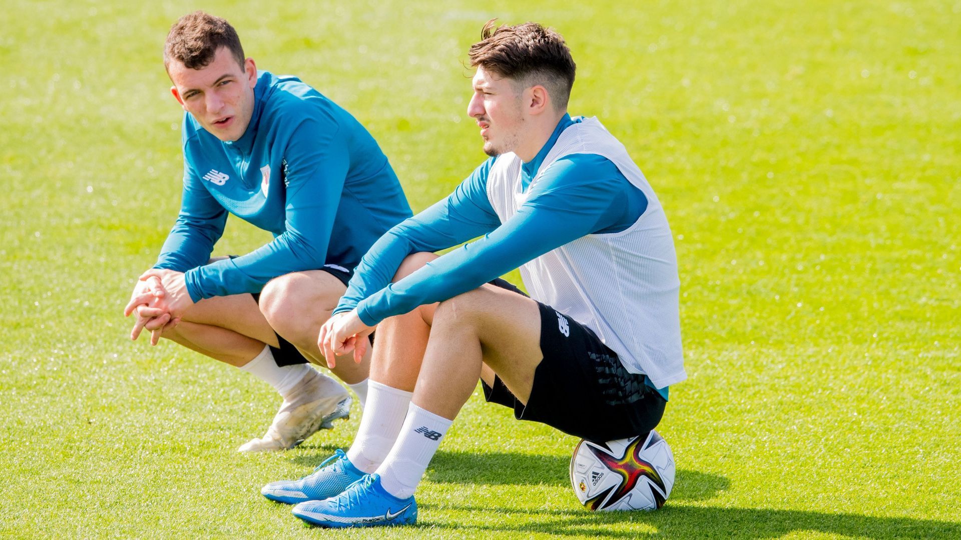 Unai Vencedor sentado con Iñigo Vicente en Lezama