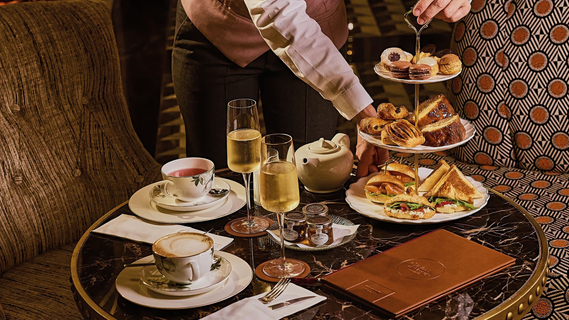 La merienda, disponible de 16:00 a 19:30h, se divide en tres tiempos