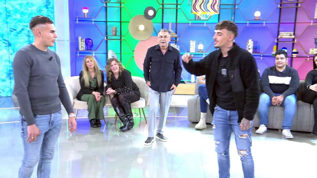 El épico momento de Jorge Javier Vázquez rapeando en una batalla de gallos con dos veinteañeros