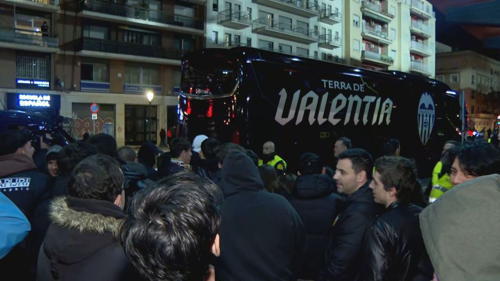 Gritos de los aficionados del Valencia contra sus jugadores tras caer ante el Athletic
