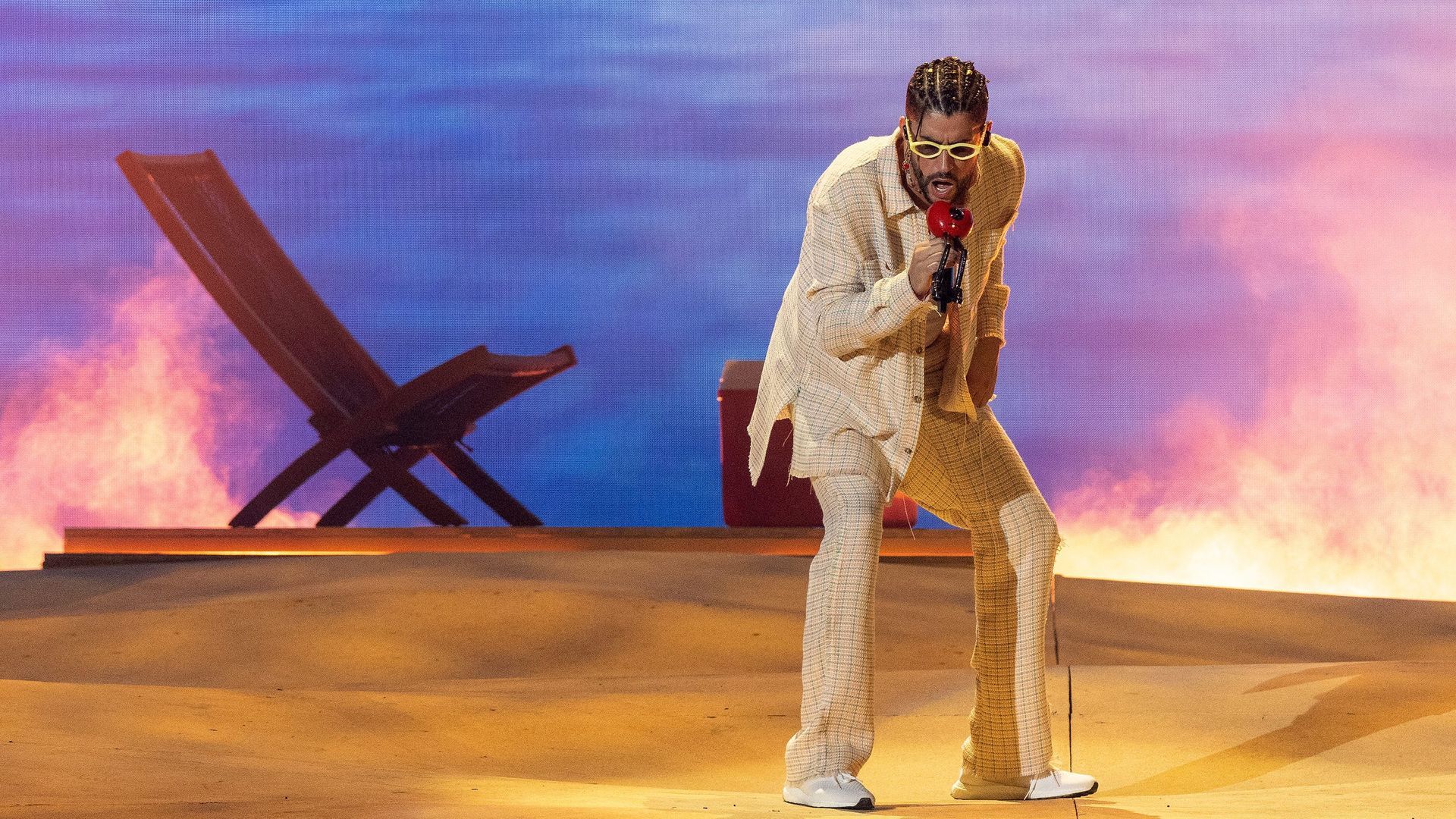 Bad Bunny actuando en el Hard Rock Stadium in Miami Gardens