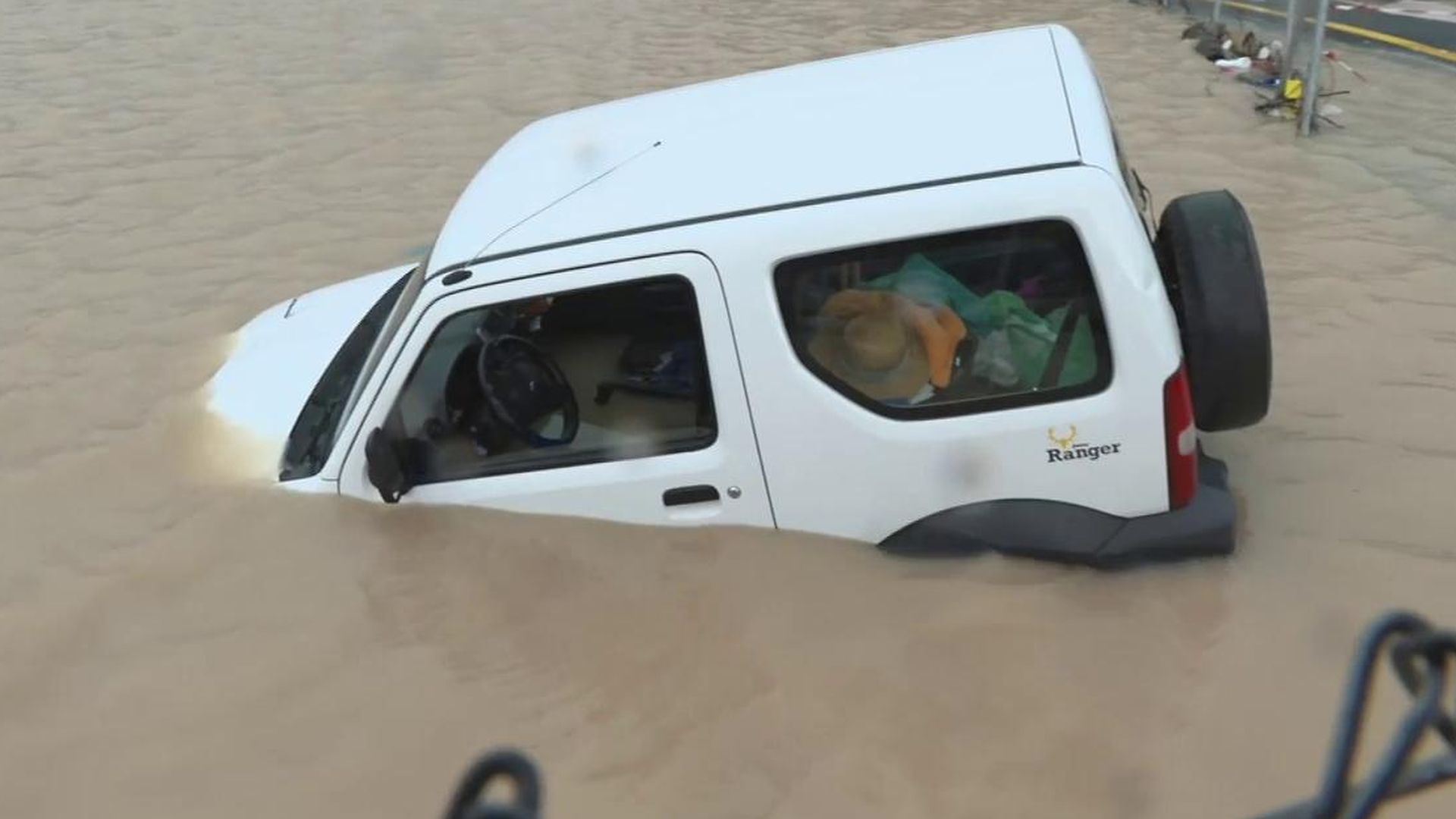 Buscan a cuatro personas en Huétor Tajar que quedaron atrapadas en el techo de su coche inundado