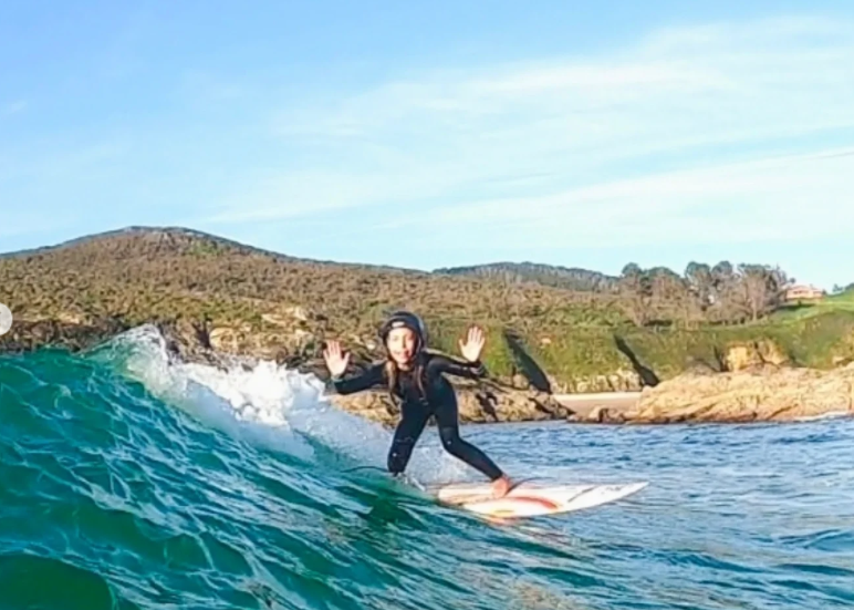 Candela Perez Dopico, practicando en la playa