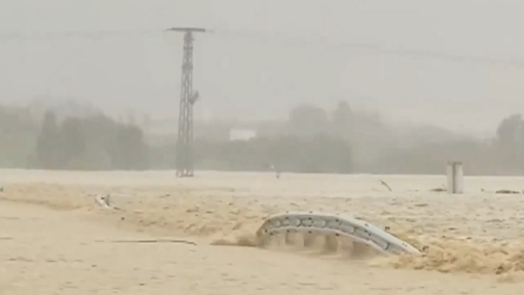 El temporal Leonardo provoca escenas inéditas en España, Portugal y Marruecos y obliga a evacuar a más de cien mil personas