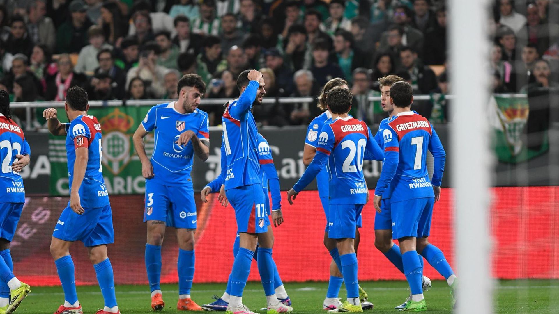 Celebración del gol de Hancko, en el Betis-Atlético de Madrid