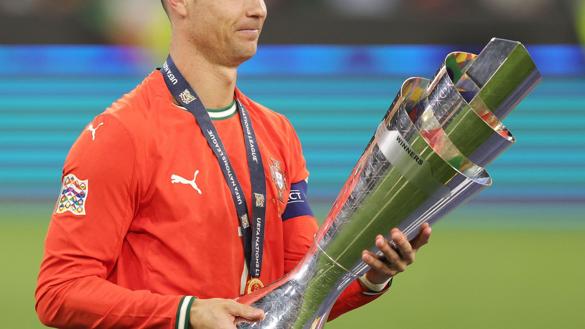 Cristiano Ronaldo con el trofeo de la UEFA Nations League