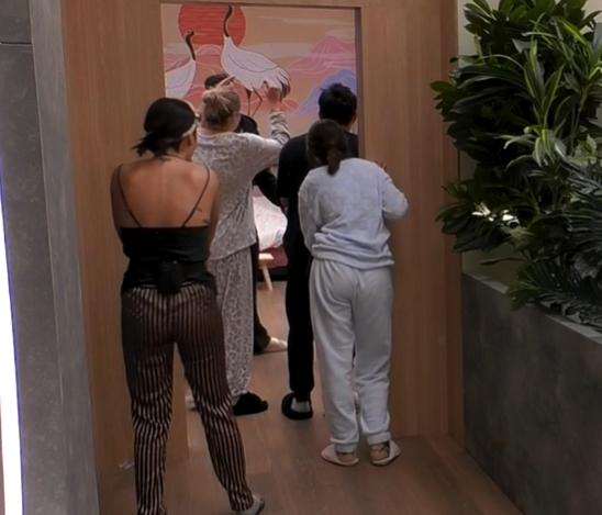 Dejan a Sonia en la suite