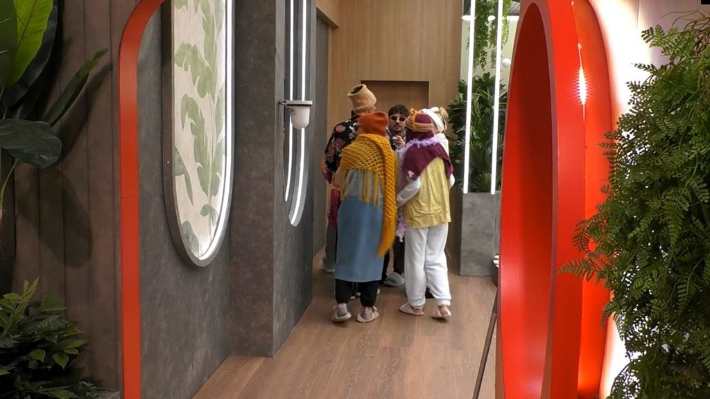 Manuel y su grupo irrumpen en la suite disfrazados para cantar en plena madrugada