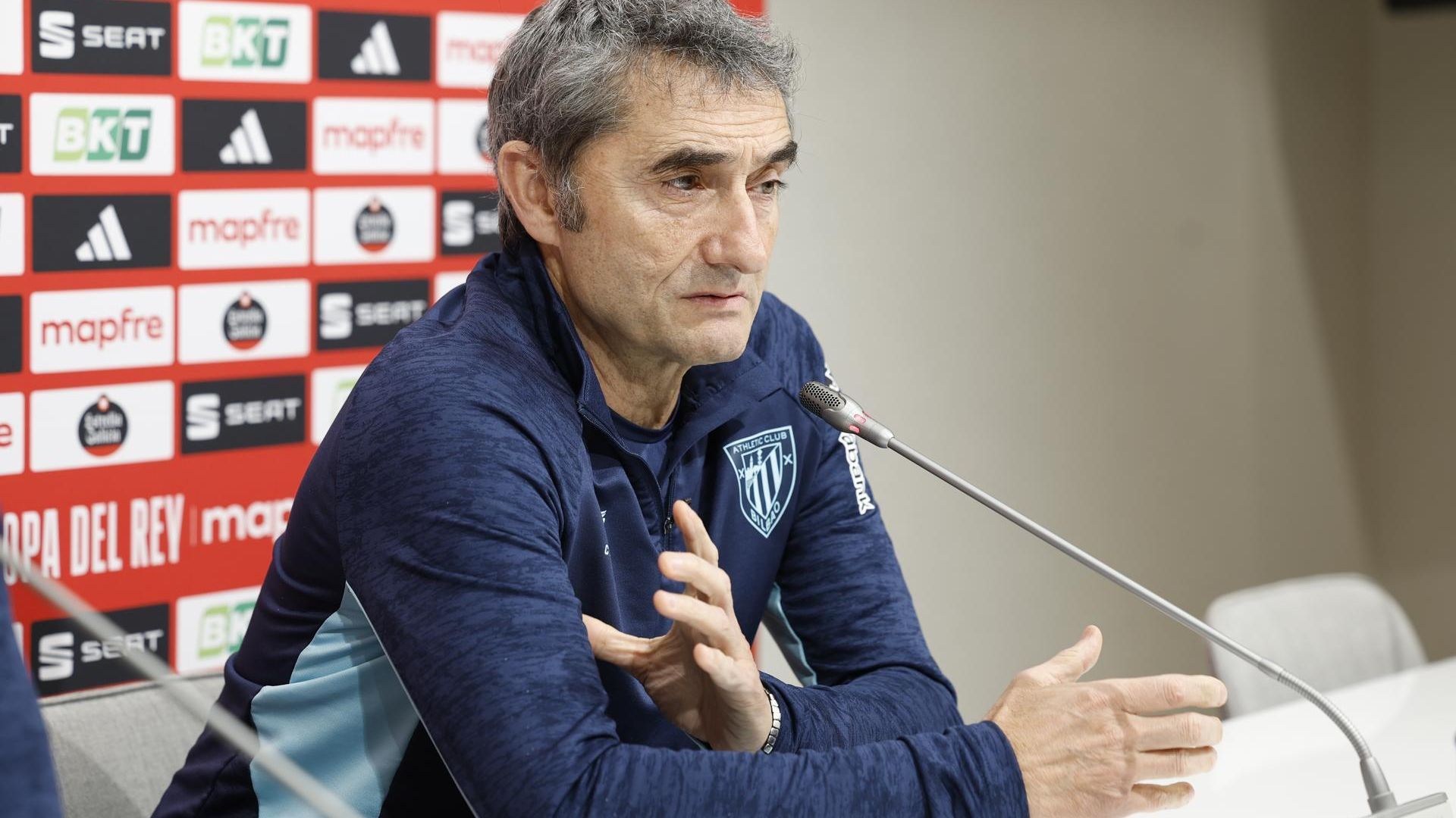 El entrenador Ernesto Valverde atiende a la prensa en Lezama