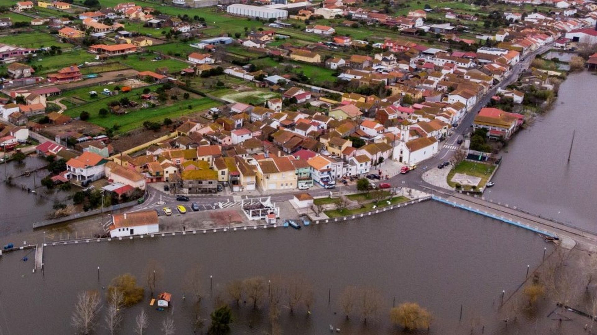 La borrasca Leonardo azota Portugal: un hombre muere en su coche arrastrado por la riada