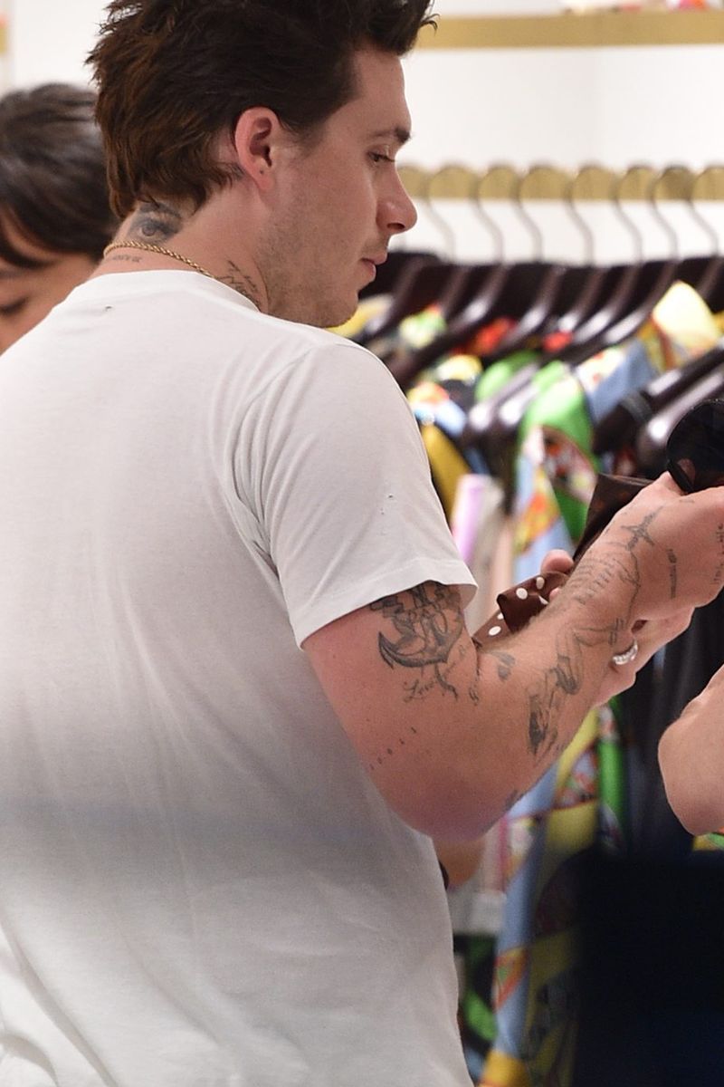 El tatuaje de Brooklyn en honor a su padre, David Beckham, visible en una foto de archivo