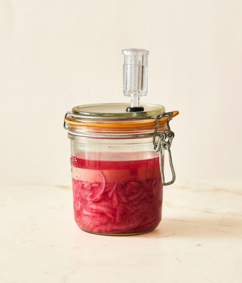 Cebolla roja encurtida en lima