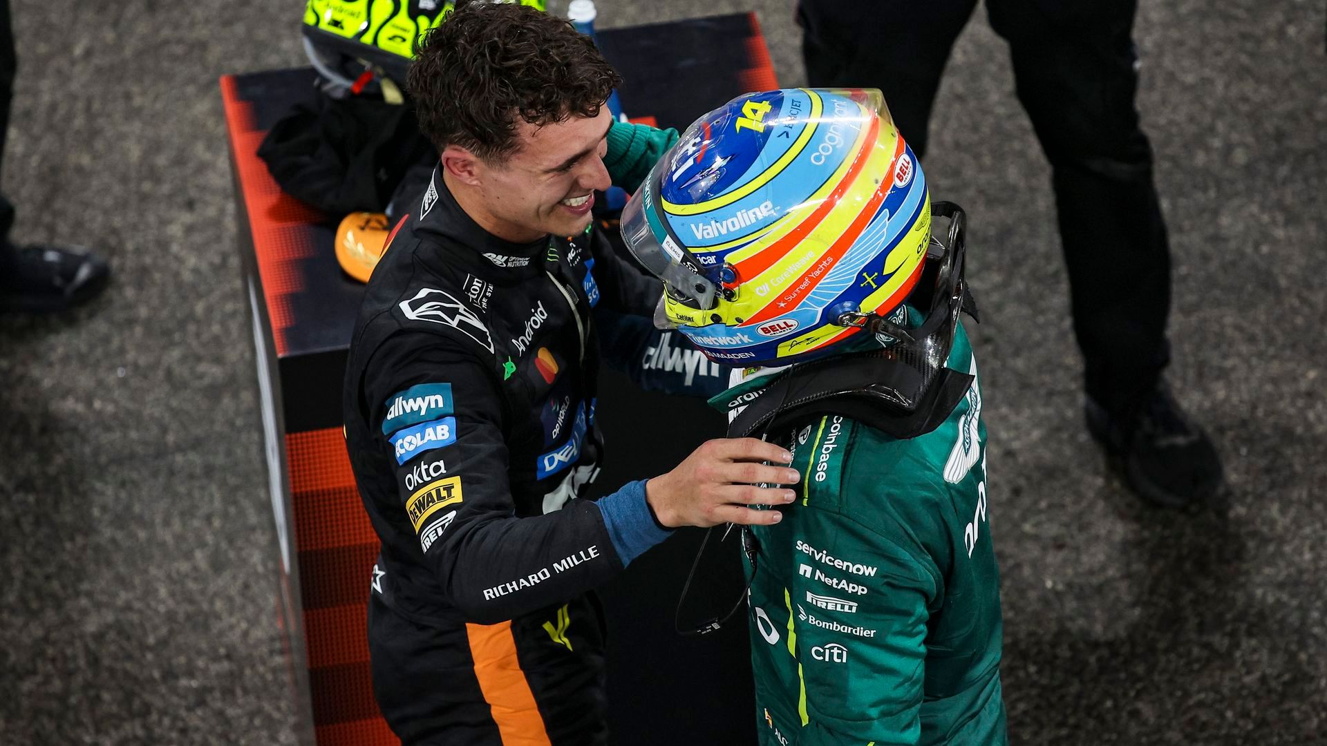 Fernando Alonso dando la enhorabuena a Lando Norris por el título de campeón de la Fórmula 1