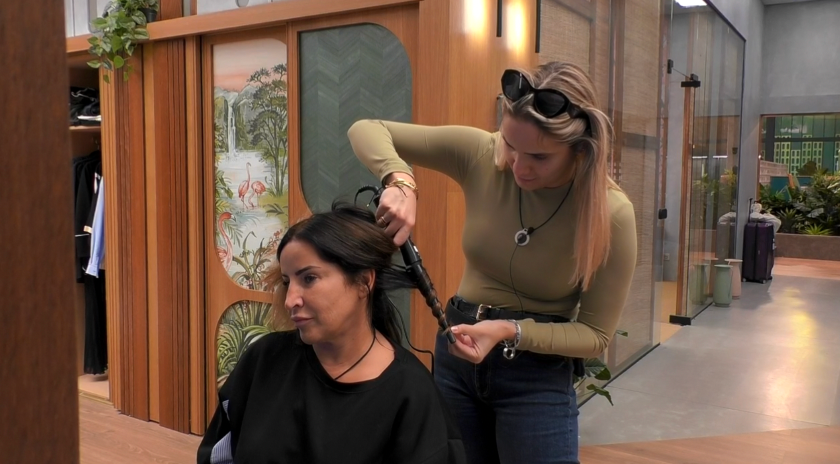 Gloria peinando a Raquel