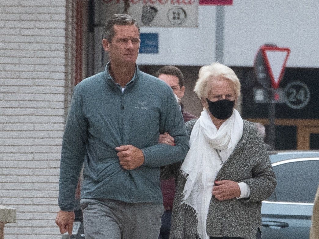 Iñaki Urdangarín paseando con su madre Claire Liabert en 2021
