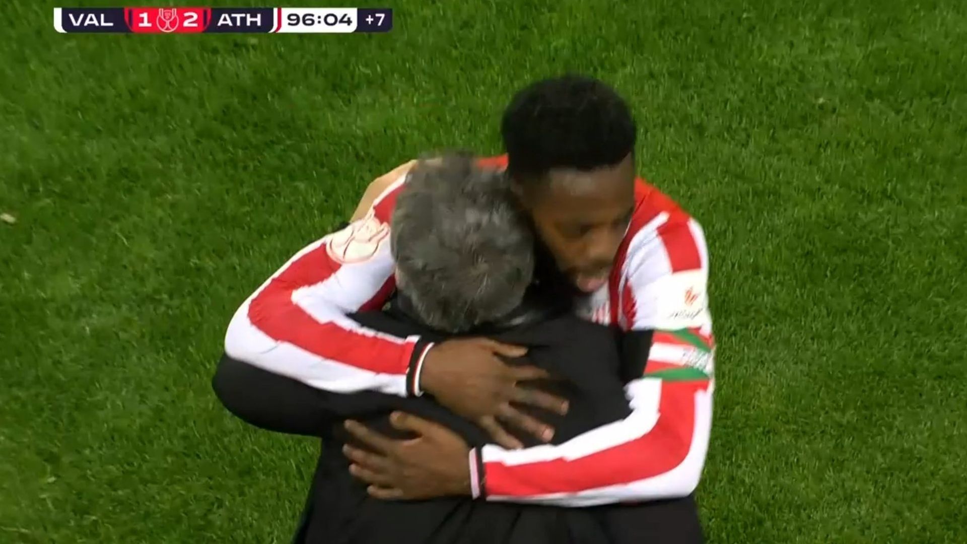 Iñaki Williams abraza a Ernesto Valverde en Mestalla tras marcar en Copa