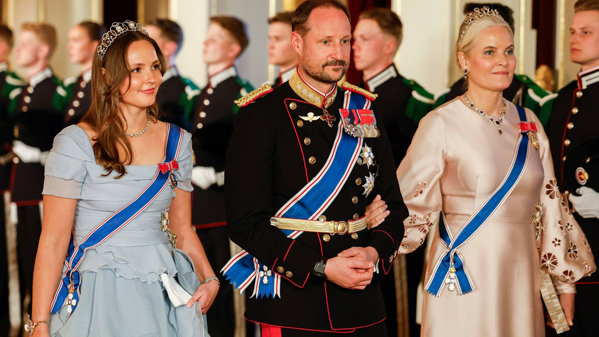 Ingrid Alexandra, con sus padres, Haakon y Mette-Marit de Noruega, en 2025