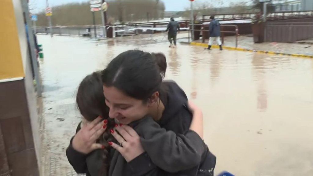La solidaridad aflora entre los vecinos de Huétor Tajar con sus casa anegadas: “Hasta los más pequeños ayudan”