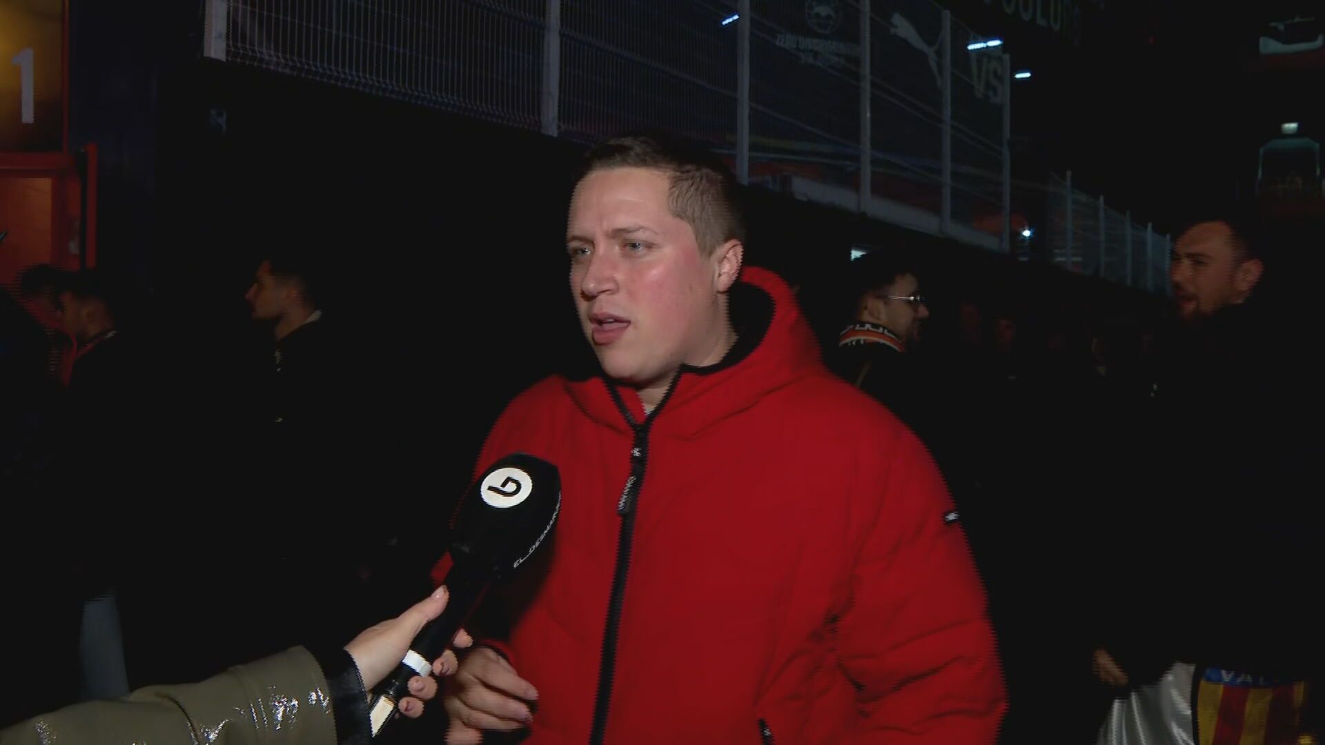 Los aficionados del Valencia salen indignados tras caer contra el Athletic