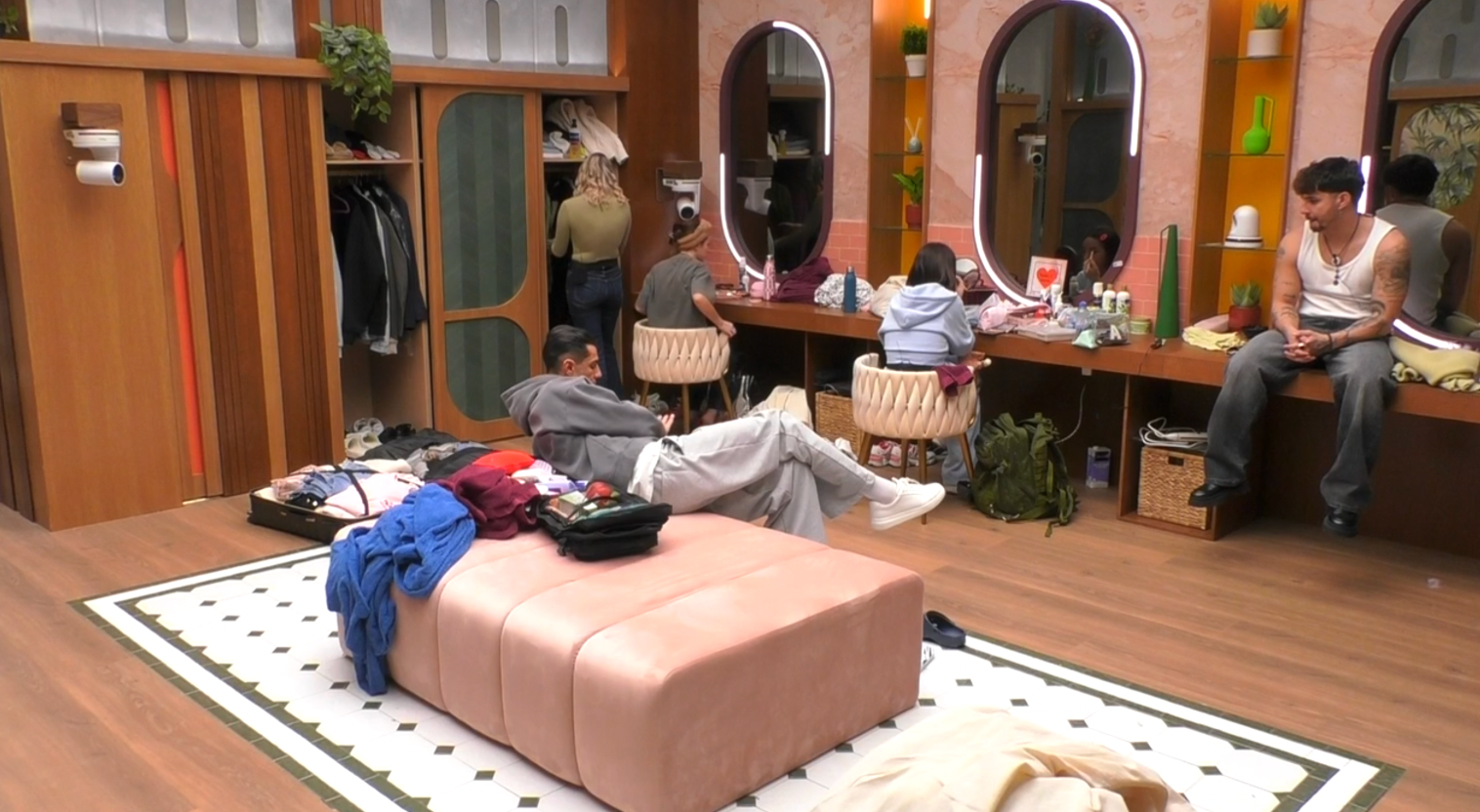 Los concursantes en el vestidor