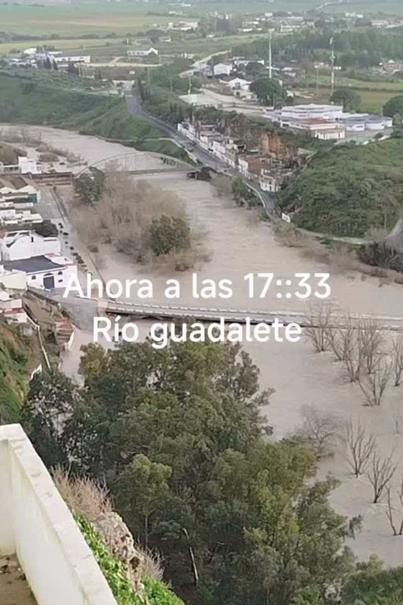 María José Campanario muestra una imagen del río Guadalete a su paso por Arcos de la Frontera