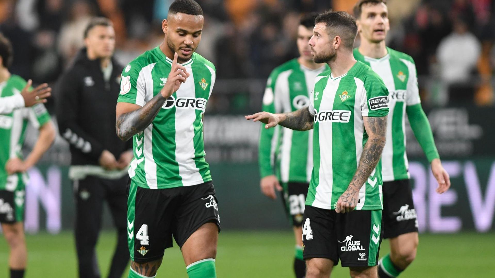 Natan y Aitor Ruibal, charlando tras el Betis-Atlético de Madrid. Natan y Aitor Ruibal, charlando tras el Betis-Atlético de Madrid.