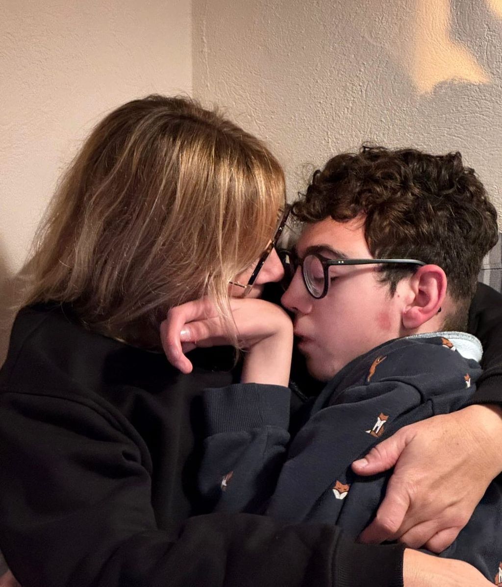 Oriol, el joven con una enfermedad genética ultrarrara que se comunica con la mirada: "Solo hay 36 años en España"